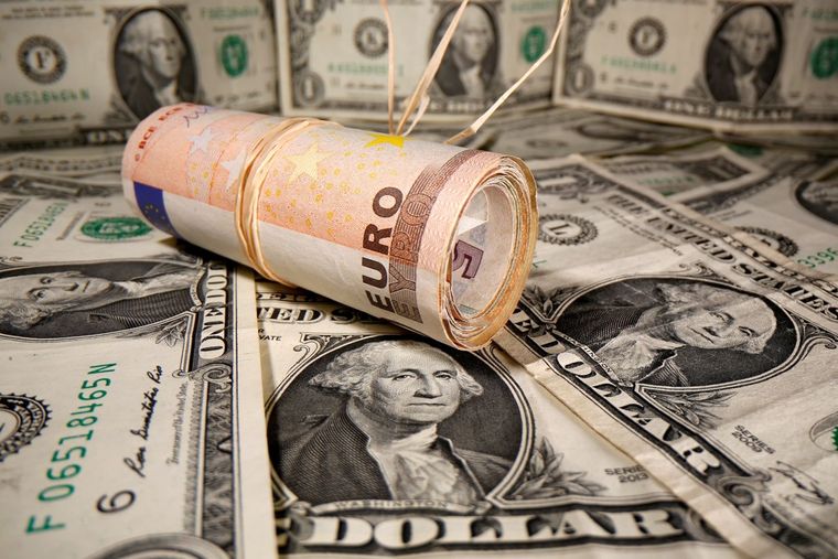 Το ευρώ υποχωρεί 0,74% έναντι του δολαρίου