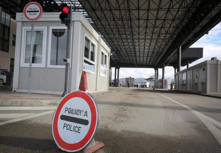 Αποκλείστηκε με οδόφραγμα στη νότια Σερβία αυτοκινητόδρομος που οδηγεί στο Κόσοβο
