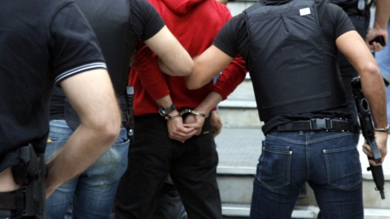 Συνελήφθη ένας 18χρονος για τη χθεσινή επίθεση κατά των ΜΑΤ στα Εξάρχεια