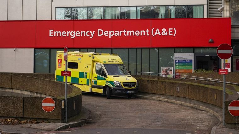 Βρετανία: 500 ασθενείς χάνουν τη ζωή τους κάθε εβδομάδα λόγω των καθυστερήσεων στα επείγοντα των νοσοκομείων