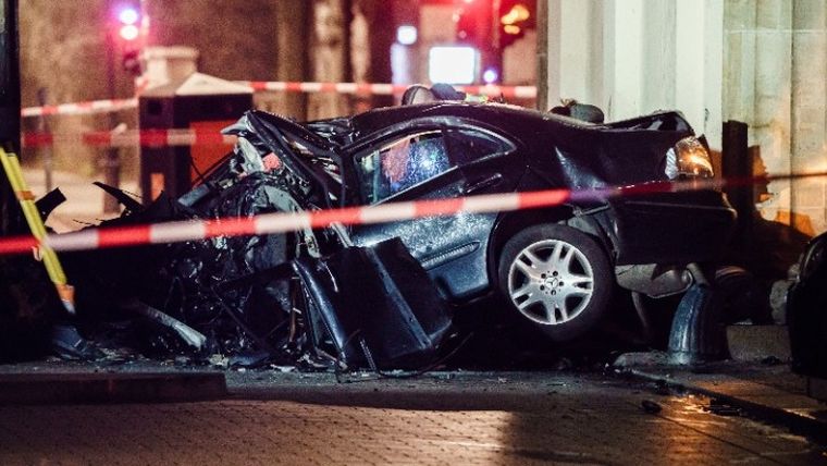 Αυτοκίνητο έπεσε στην Πύλη του Βραδεμβούργου