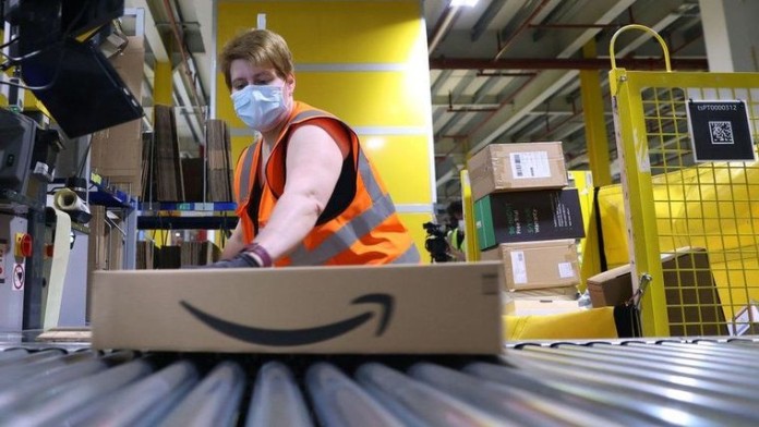 Amazon: Λουκέτο σε τρεις μονάδες αποθήκευσης στη Βρετανία