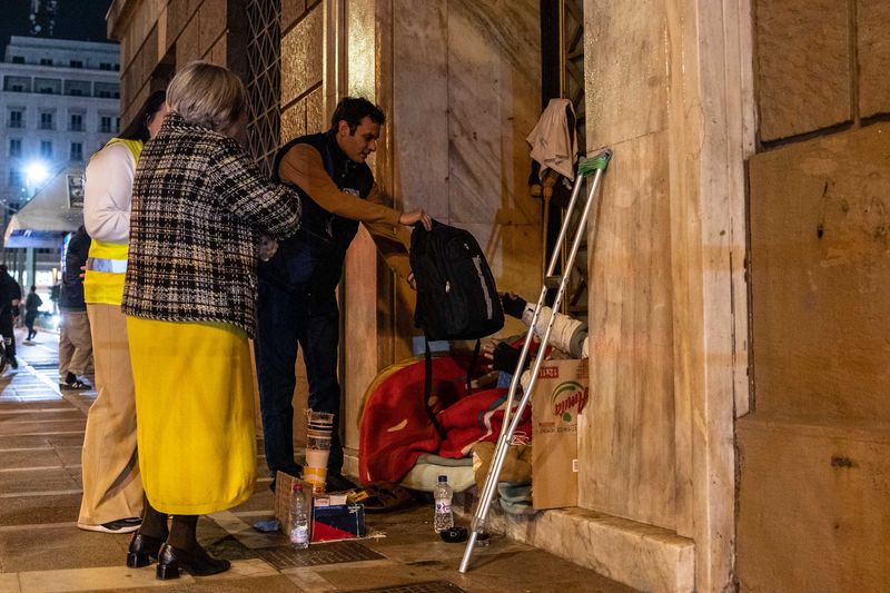 Σακίδια με χειμερινά είδη πρώτης ανάγκης στους άστεγους της Αθήνας