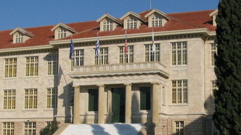 Τι αναφέρει το Κολλέγιο Αθηνών μετά την καταγγελία για εισβολή ατόμων με μαχαίρι