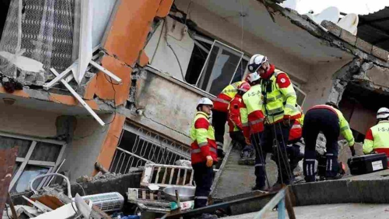 Οι τουρκικές αρχές απομακρύνουν τα χαλάσματα καθώς ολοκληρώνονται οι προσπάθειες διάσωσης