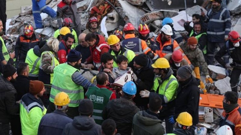 Ζωντανό ανασύρθηκε 12χρονο αγόρι από τα ερείπια μετά από 260 ώρες