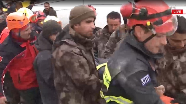 Έρευνες της ΕΜΑΚ στο κτίριο που φέρεται ότι έχουν καταπλακωθεί άτομα ελληνικής καταγωγής