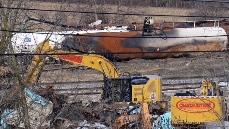 ΗΠΑ: Η εταιρεία θα επωμιστεί το κόστος απορρύπανσης από τον εκτροχιασμό τρένου με τοξικά χημικά