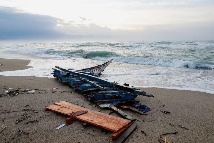 Πάνω από 60 οι νεκροί από το ναυάγιο με μετανάστες στις νότιες ακτές της Ιταλίας