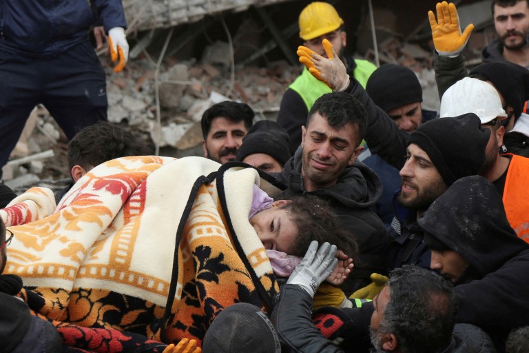 Σεισμός στην Τουρκία: Συγκλονιστικές διασώσεις μικρών παιδιών