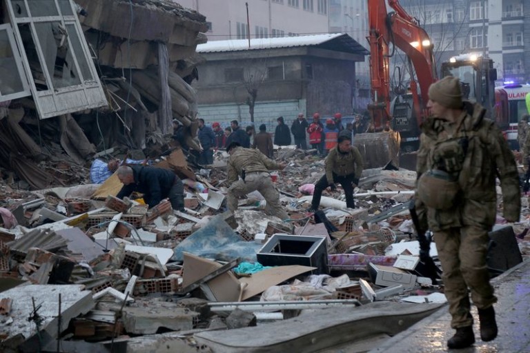 Νέος σεισμός 5,6 βαθμών στην Τουρκία - Αγώνας δρόμου για να βρεθούν επιζώντες