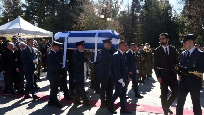 Βαθιά συγκίνηση και βουβός πόνος στην κηδεία του κυβερνήτη Τσιτλακίδη