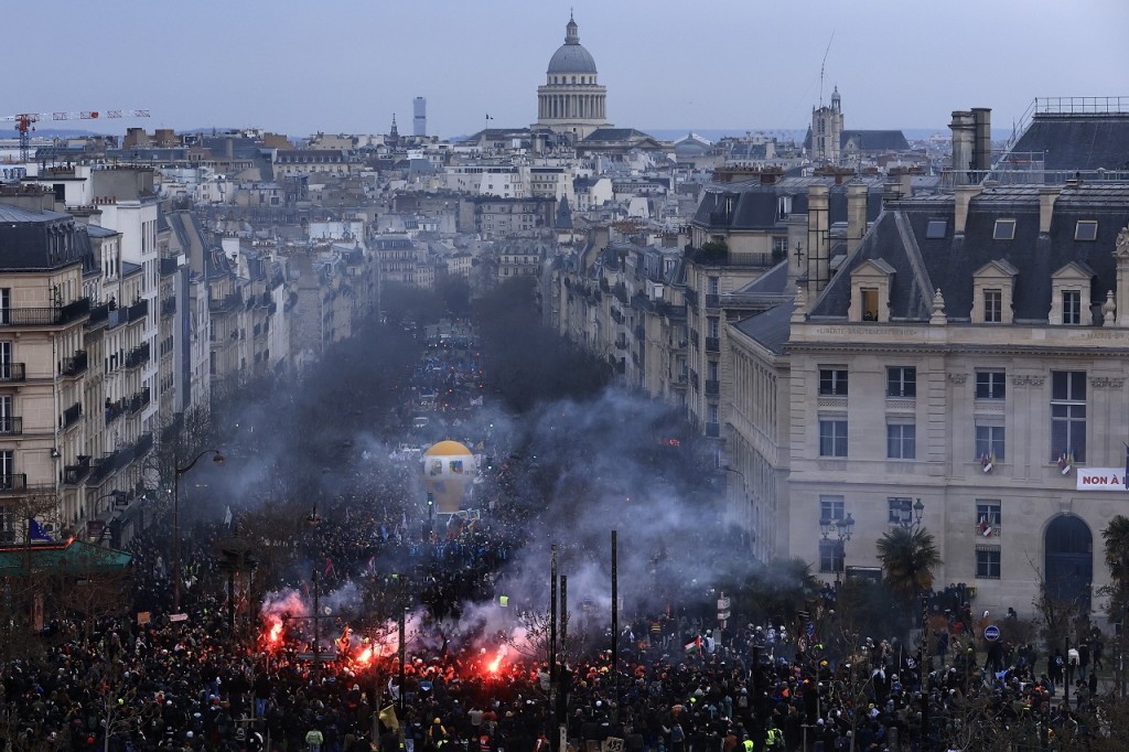 Διαδηλώσεις συγκλονίζουν τη Γαλλία - Συνάντηση με την αντιπολίτευση θα έχει η πρωθυπουργός