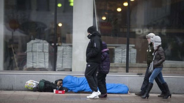 Εικόνες σοκ από την Σουηδία: Δεκάδες άστεγοι περιμένουν για το συσσίτιο