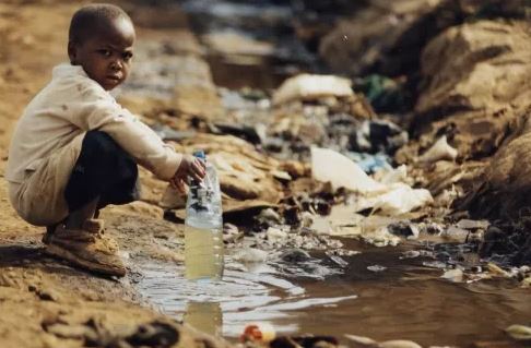 Κάθε μέρα πάνω από 1.000 παιδιά πεθαίνουν σε όλο τον κόσμο από μολυσμένο νερό