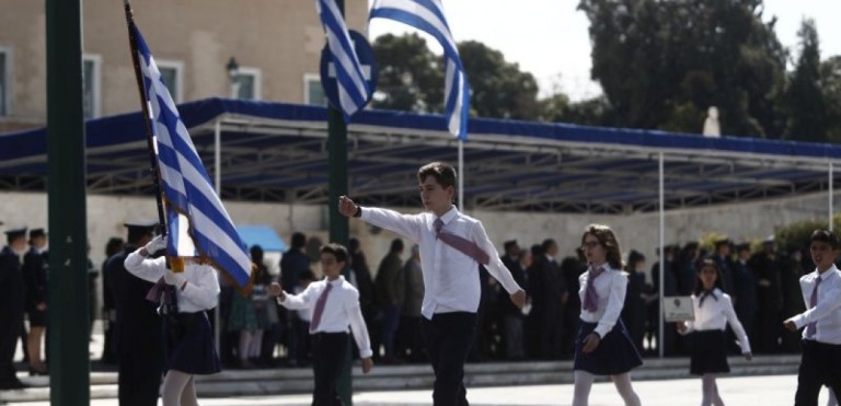 Ξεκίνησε η μαθητική παρέλαση στο κέντρο της Αθήνας για τον εορτασμό της 25ης Μαρτίου