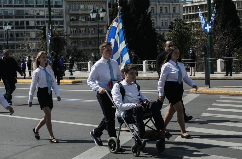 Ξεκίνησε η μαθητική παρέλαση στο κέντρο της Αθήνας για τον εορτασμό της 25ης Μαρτίου