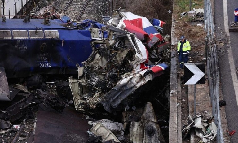Στους 57 οι επιβεβαιωμένοι νεκροί από το σιδηροδρομικό δυστύχημα στα Τέμπη