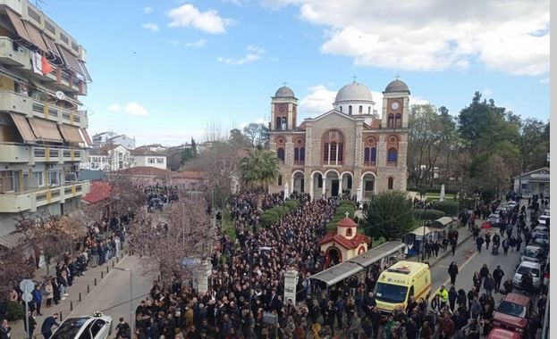 Τέμπη: Βουβός πόνος στην κηδεία του 21 ετών φοιτητή Αναστάσιου Κουτσόπουλου