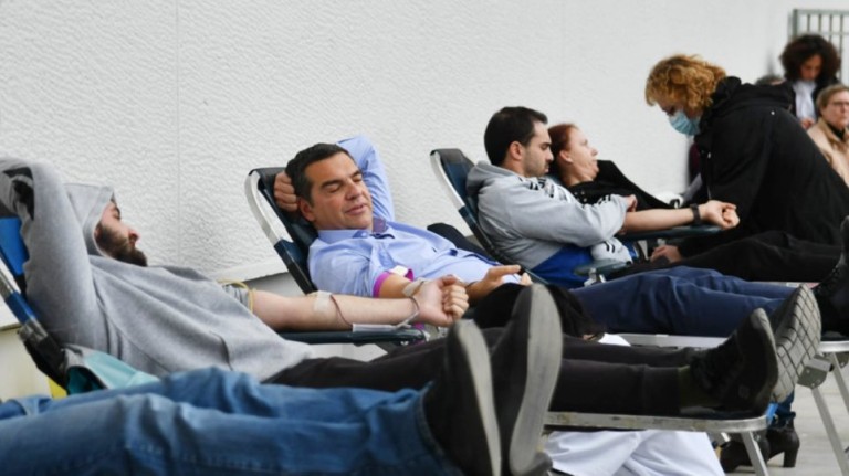 Στη Λάρισα ο Αλέξης Τσίπρας – Έδωσε αίμα για τους τραυματίες