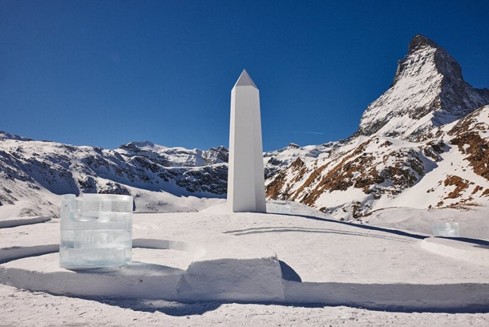 Ηλιακό ρολόι από πάγο στις ελβετικές Άλπεις από Daniel Arsham