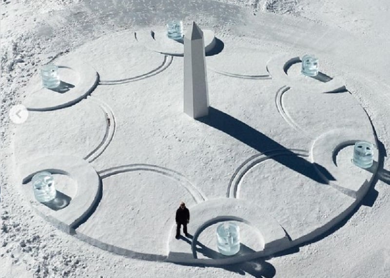Ηλιακό ρολόι από πάγο στις ελβετικές Άλπεις από Daniel Arsham