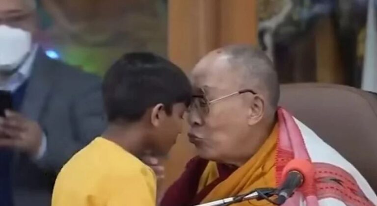 Ο Δαλάι Λάμα φιλά το αγόρι στο στόμα