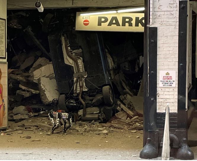 Mανχάταν: Ρομπότ ψάχνει για επιζώντες στα συντρίμμια του πάρκινγκ που κατέρρευσε