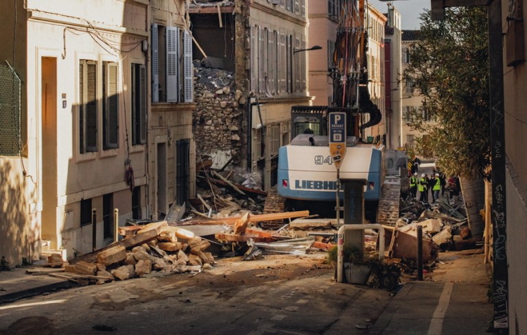 Κατάρρευση πολυκατοικίας στη Μασσαλία: Νεκροί και αγνοούμενοι