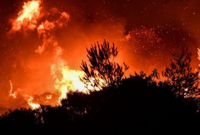 Πυρκαγιά ξέσπασε σε χωριό των Ουραλίων και σκόρπισε τον θάνατο