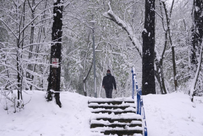 Ισχυρή χιονόπτωση πλήττει από χθες, Δευτέρα, το βράδυ την κεντρική και τη βόρεια Σερβία.
