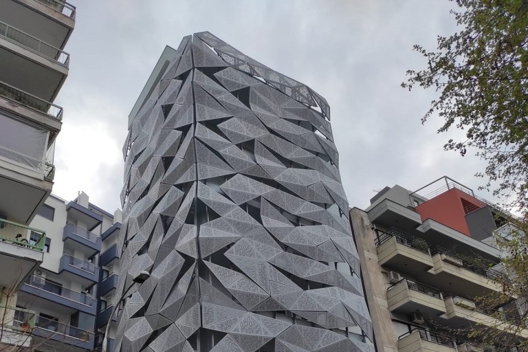 Εννιαόροφο κτίριο αλλάζει χρώμα ανάλογα με τις διαθέσεις του καιρού