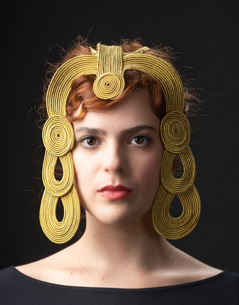 Δημιουργεί κοσμήματα με χρυσοκλωστή και ενώνει την Αρχαιότητα με τις Λαζαρίνες, την Αθήνα με το Παρίσι