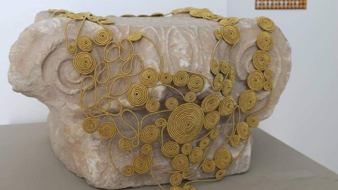 Δημιουργεί κοσμήματα με χρυσοκλωστή και ενώνει την Αρχαιότητα με τις Λαζαρίνες, την Αθήνα με το Παρίσι