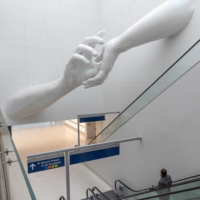 Δύο πελώρια γλυπτά χέρια καλωσορίζουν τους ταξιδιώτες στο αεροδρόμιο του Σικάγου
