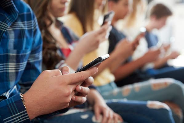 Τα social media μπορούν να είναι επικίνδυνα για τους νέους, προειδοποιεί ο αρχίατρος των ΗΠΑ