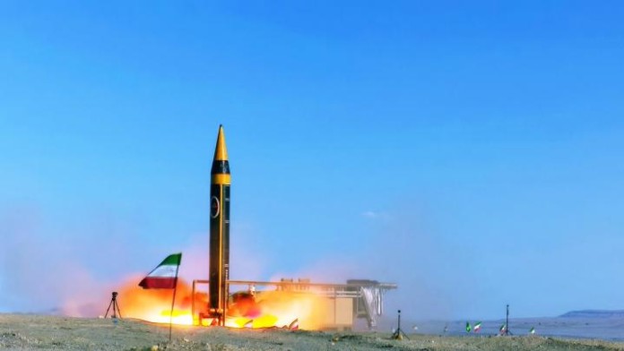Το Ιράν παρουσίασε έναν νέο βαλλιστικό πύραυλο με βεληνεκές 2.000χλμ