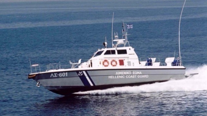 Επιχείρηση του Λιμενικού στη Μύκονο, μετά την ανατροπή σκάφους με μετανάστες