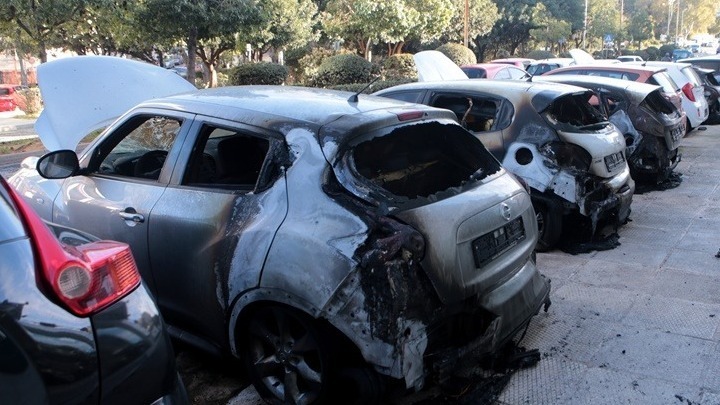 Εμπρηστική επίθεση σε αντιπροσωπεία αυτοκινήτων στη λεωφόρο Αλεξάνδρας