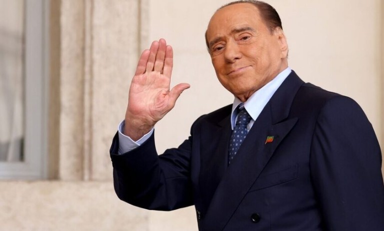 Το μεσημέρι η Ιταλία «αποχαιρετά» τον Σίλβιο Μπερλουσκόνι