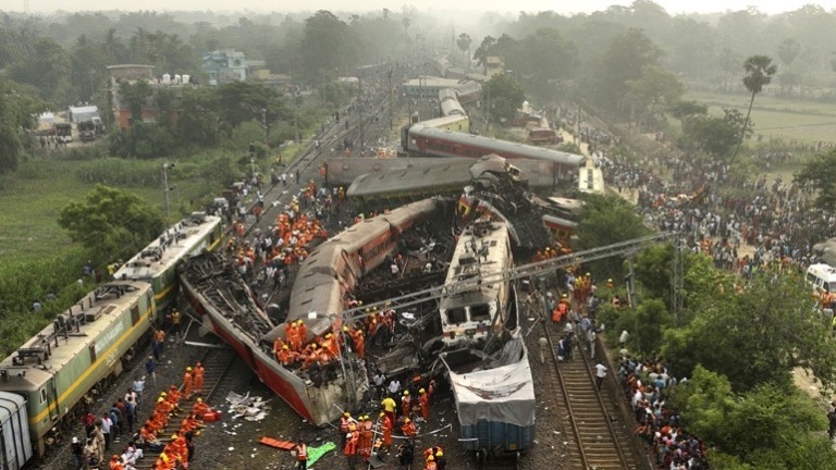 Περισσότερα από 100 πτώματα παραμένουν στα αζήτητα μετά το πολύνεκρο σιδηροδρομικό δυστύχημα στην Ινδία