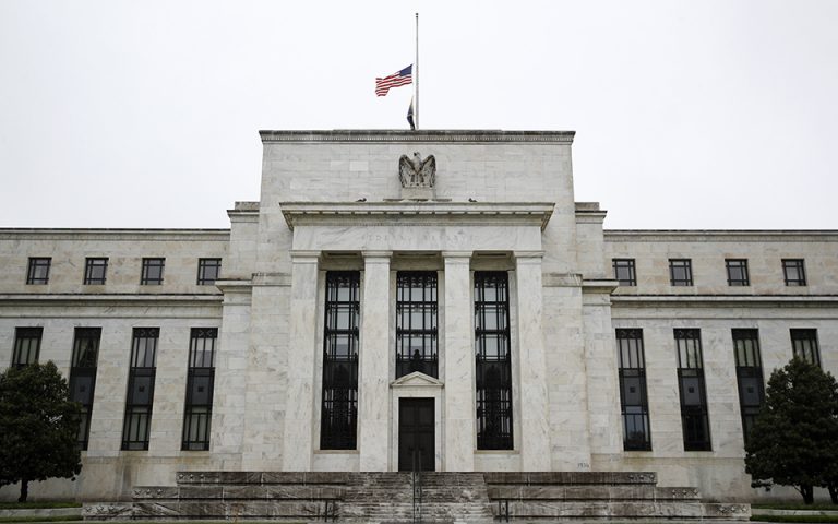 Αμετάβλητα άφησε τα επιτόκια η Fed