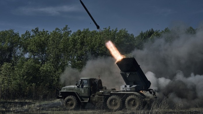 Η Ρωσία κατηγορεί την Ουκρανία ότι βομβάρδισε χωριό στα σύνορα με πυραύλους Grad