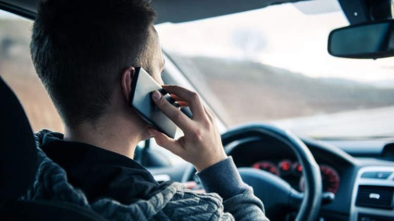 Το 76% των Ελλήνων οδηγών μιλάει στο τηλέφωνο και συνολικά το 84% χρησιμοποιεί το smartphone κατά τη διάρκεια της οδήγησης