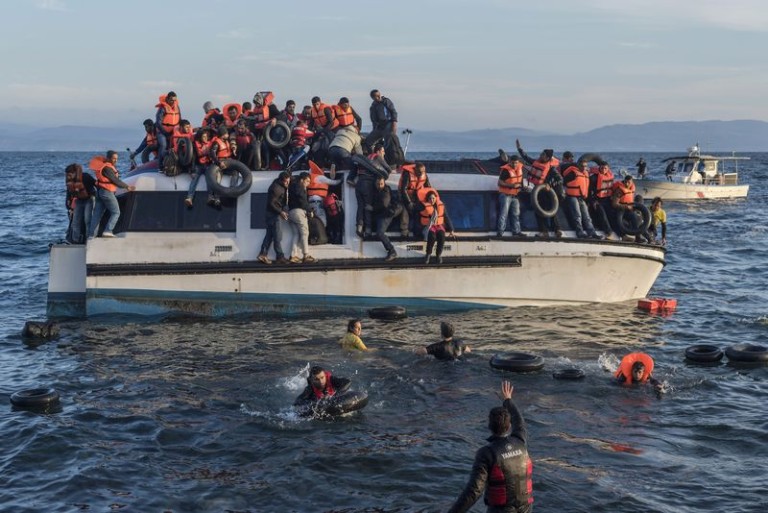 Πάνω από 80 μετανάστες περισυνελέγησαν ανοικτά της Πύλου, μετά την ανατροπή αλιευτικού