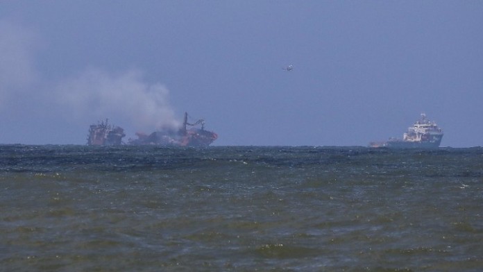 Φορτηγό πλοίο στις φλόγες στα ανοικτά της Ολλανδίας