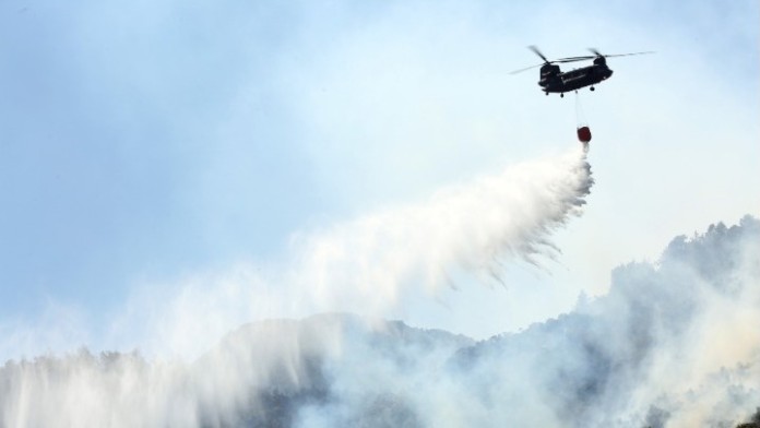 Εκατοντάδες πορτογάλοι πυροσβέστες προσπαθούν να σβήσουν πυρκαγιά