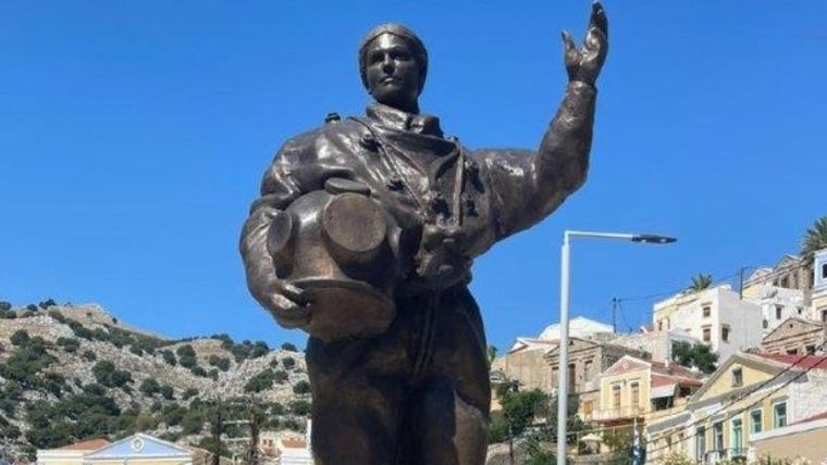 Άγαλμα για την πρώτη γυναίκα δύτρια στο λιμάνι της Σύμης