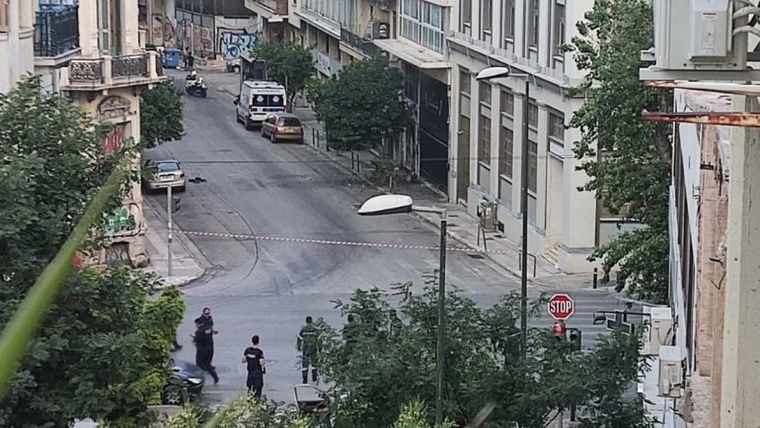 Έκρηξη αυτοσχέδιου μηχανισμού έξω από το κτήριο της Μεγάλης Στοάς στην Αχαρνών