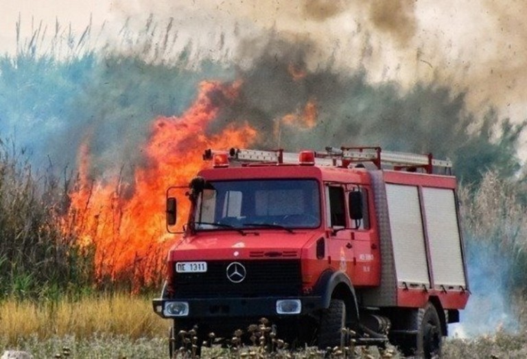 Φωτιά στο Λουτράκι: Εκκενώνονται Καλλιθέα, Πευκιά και Ειρήνη – Πυρκαγιά στο Καπαρέλι Βοιωτίας